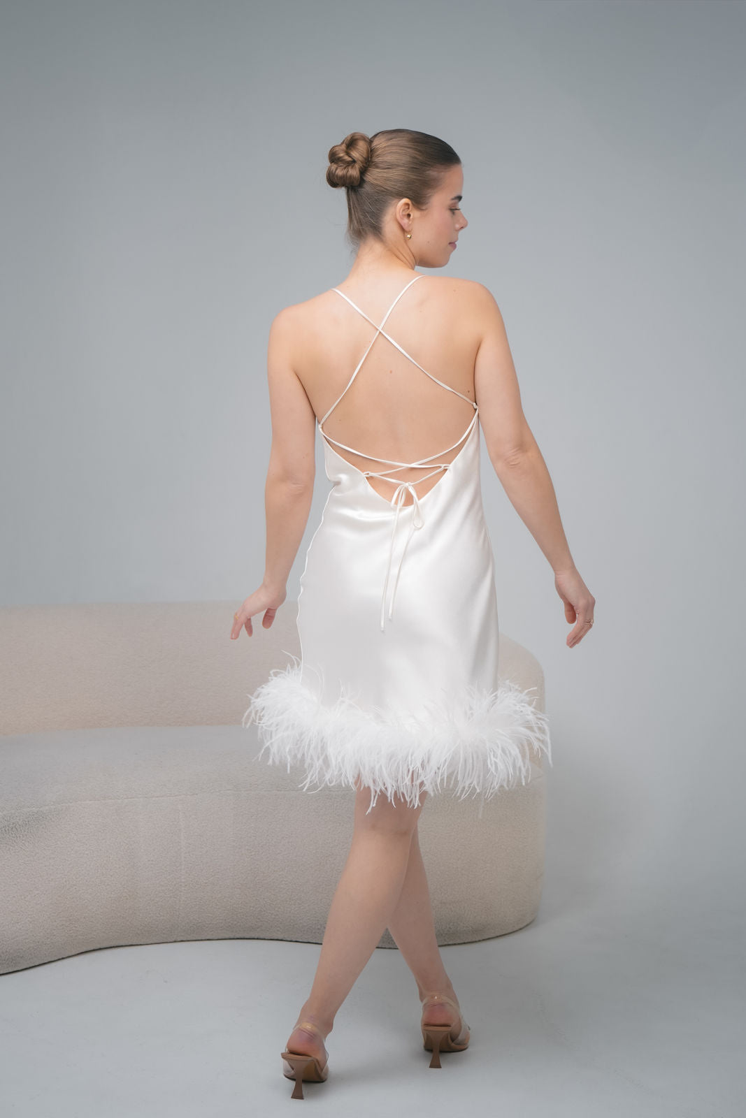 Brautkleid Helene mini mit Federn