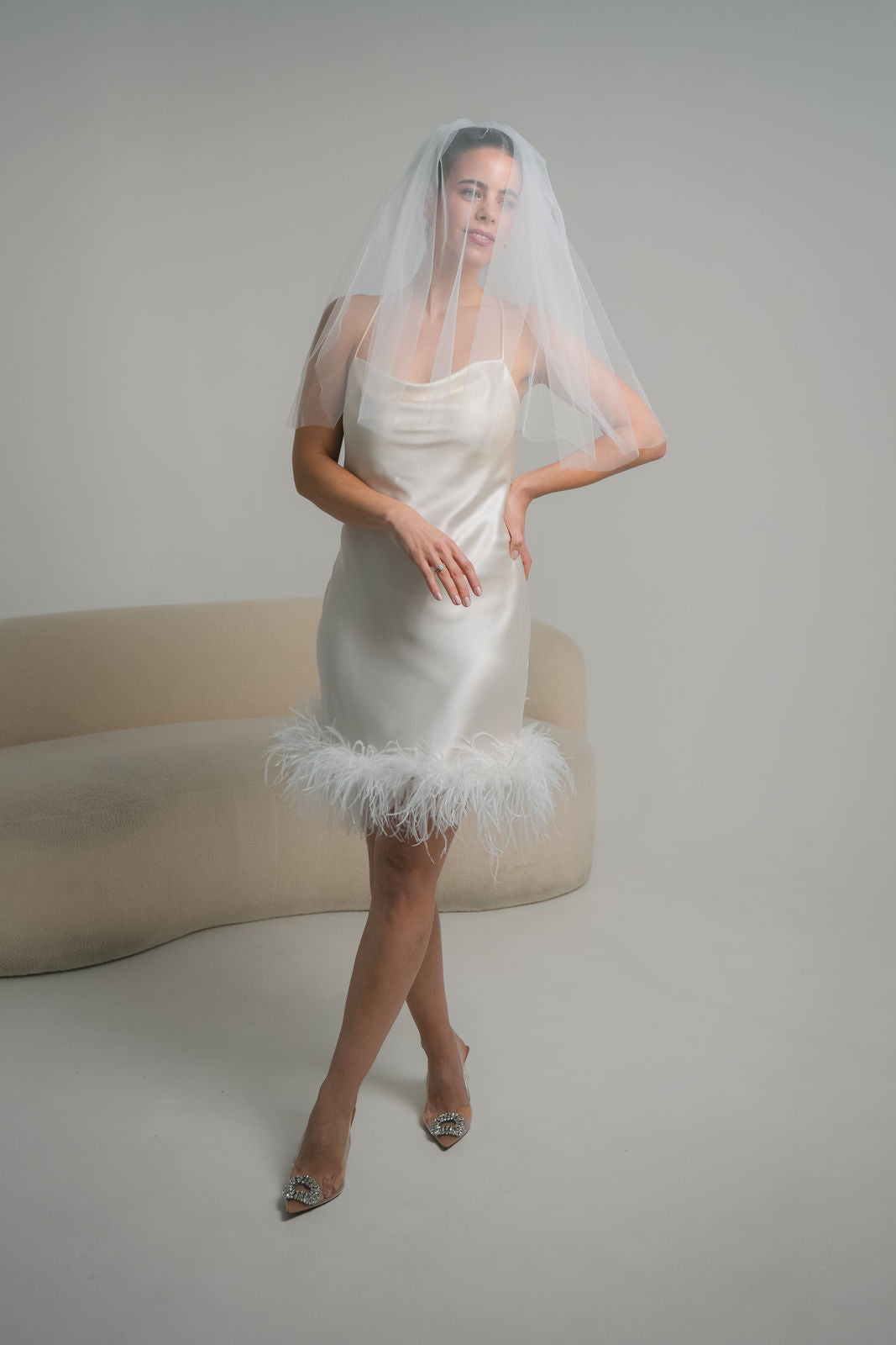 Brautkleid Helene mini mit Federn