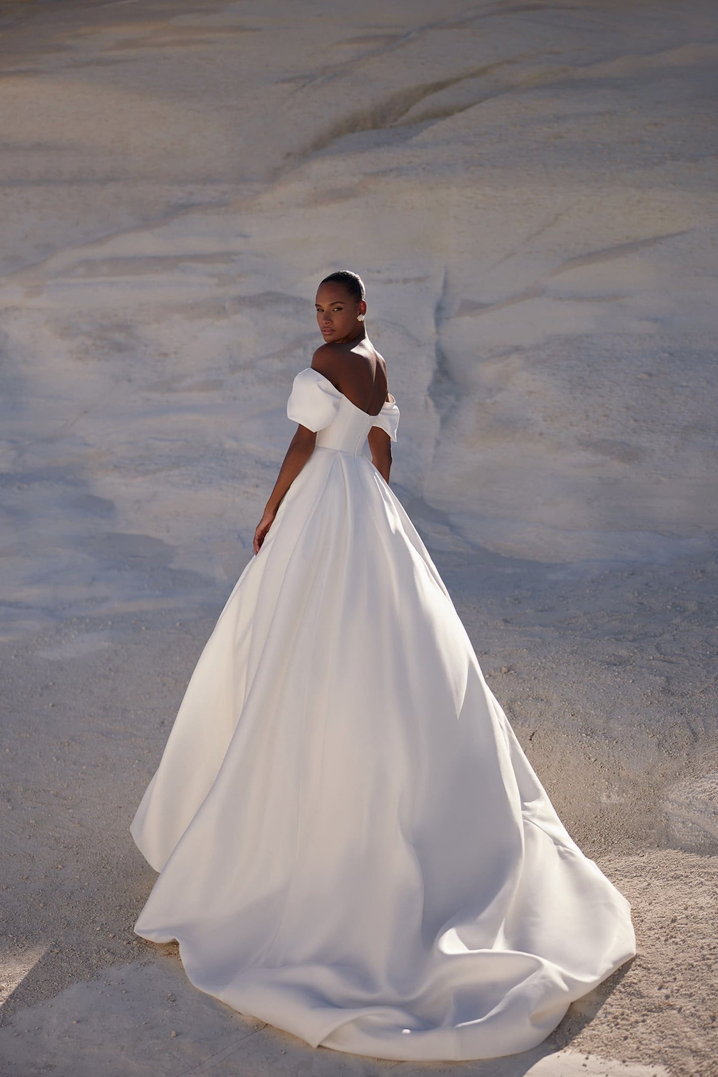 Lovisa – Corsage-Brautkleid mit Off-Shoulder Puffärmeln