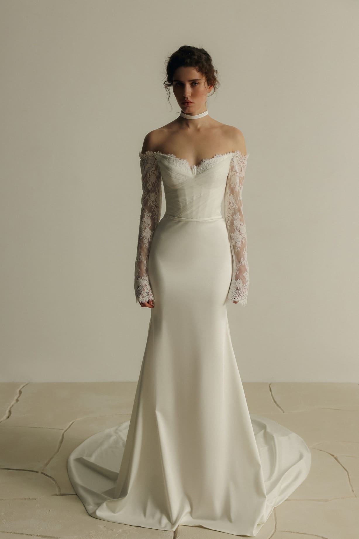 Leif – Corsagen-Brautkleid mit floralen Spitzenärmel