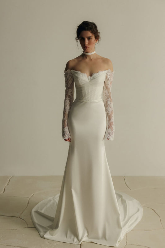 Leif – Corsagen-Brautkleid mit floralen Spitzenärmel