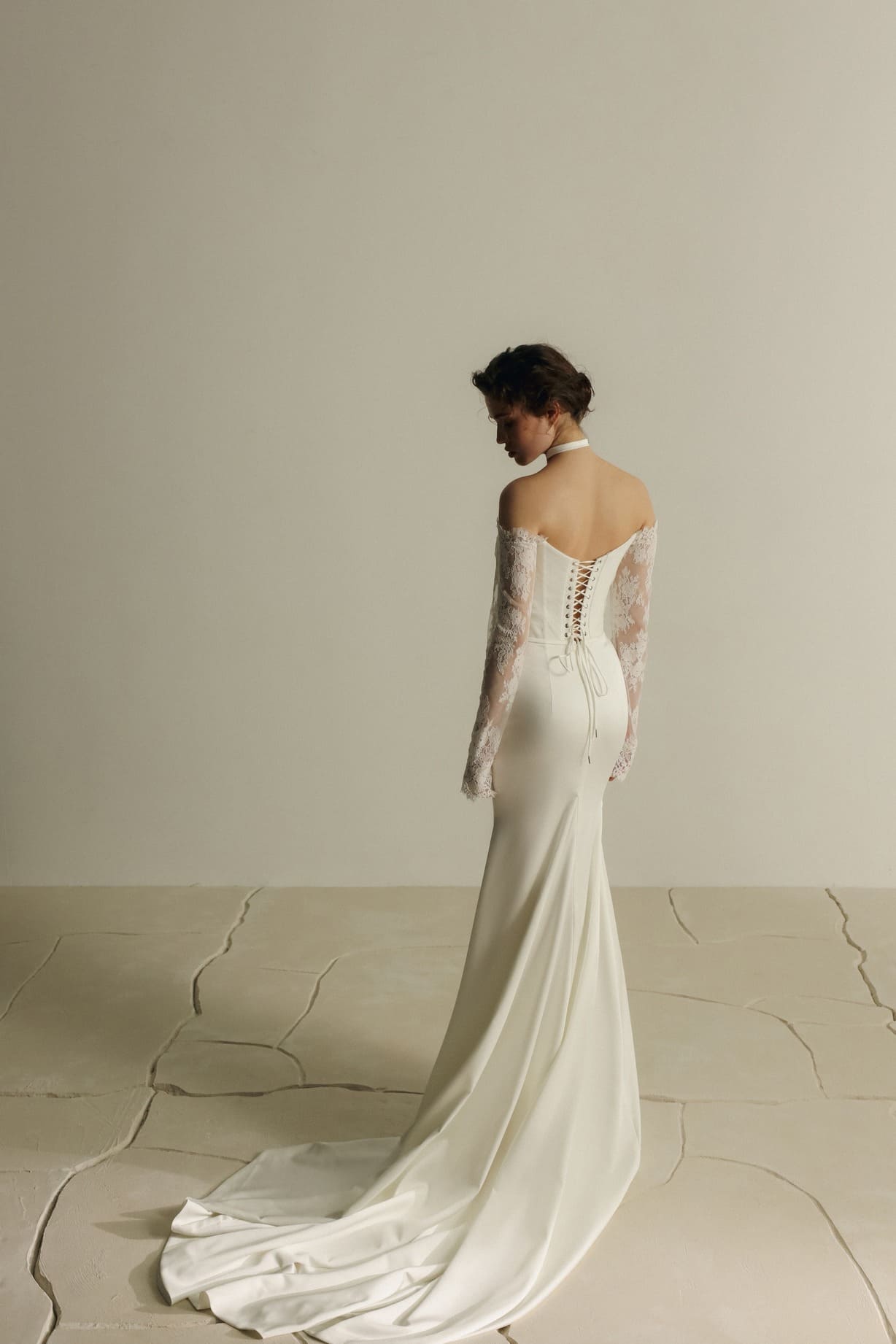 Leif – Corsagen-Brautkleid mit floralen Spitzenärmel