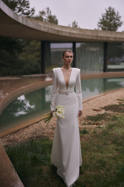 Jin – Elegantes Meerjungfrauen-Brautkleid mit tiefem V-Ausschnitt und Perlengürtel