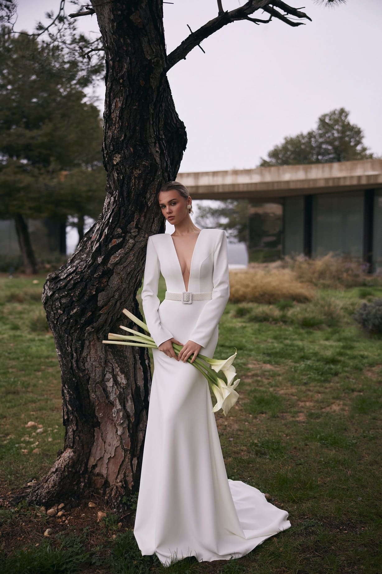 Jin – Elegantes Meerjungfrauen-Brautkleid mit tiefem V-Ausschnitt und Perlengürtel
