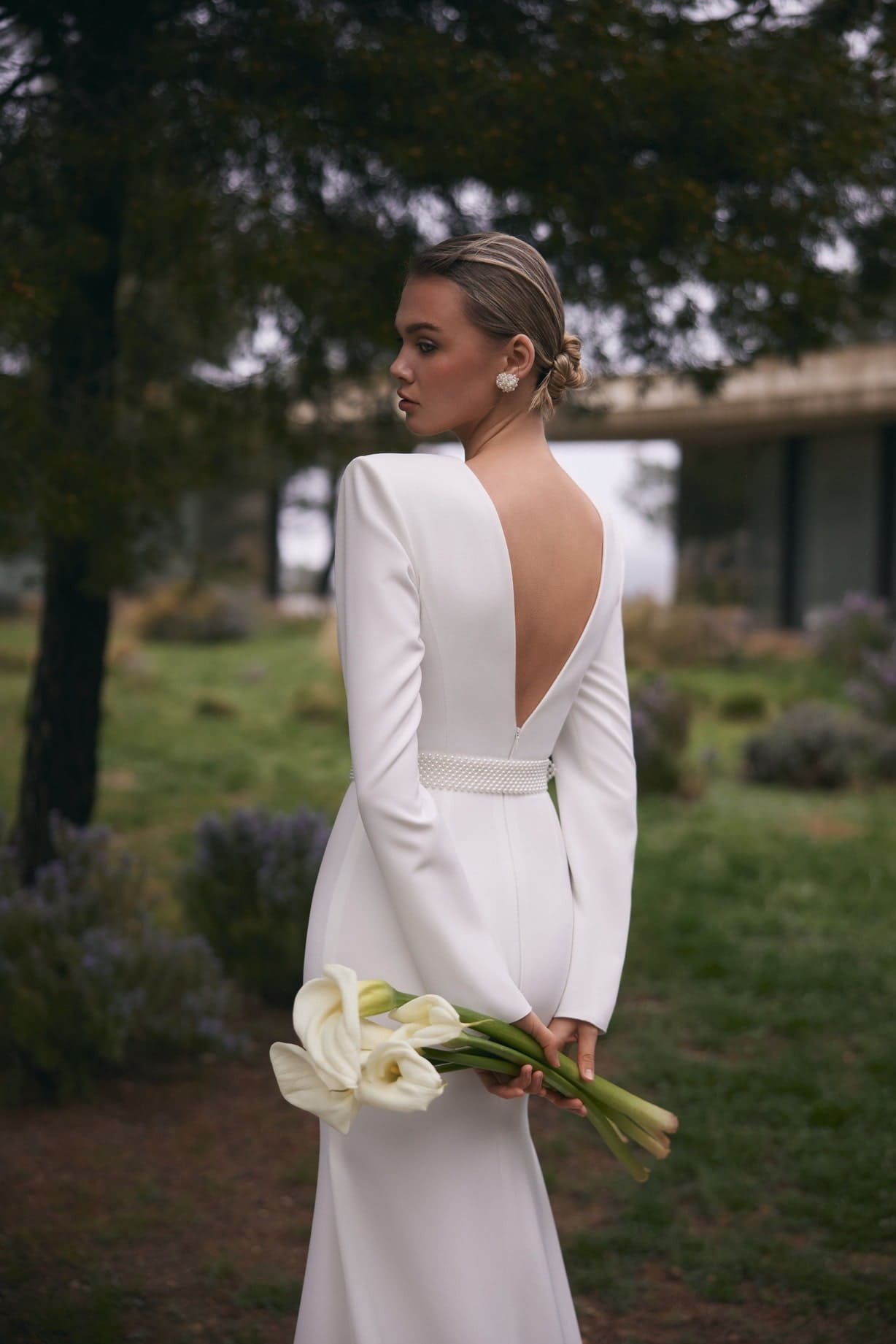Jin – Elegantes Meerjungfrauen-Brautkleid mit tiefem V-Ausschnitt und Perlengürtel