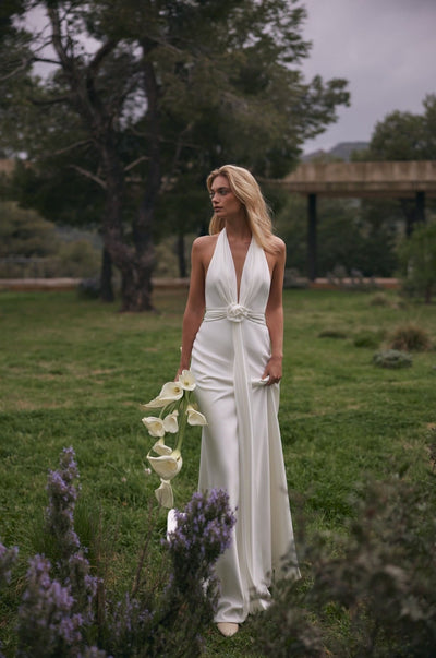 Rubia – Elegantes Satin-Brautkleid mit Drapierung und romantischem Rosen-Detail