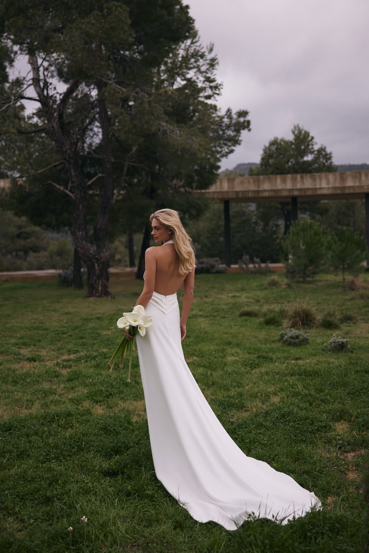 Rubia – Elegantes Satin-Brautkleid mit Drapierung und romantischem Rosen-Detail