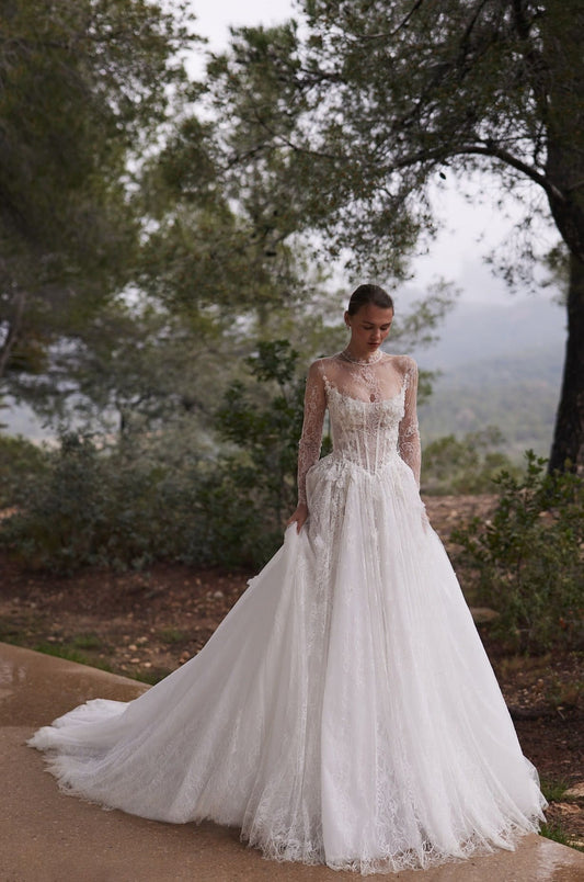 Visage – Brautkleid mit halbtransparente Corsage und floralen 3D-Details