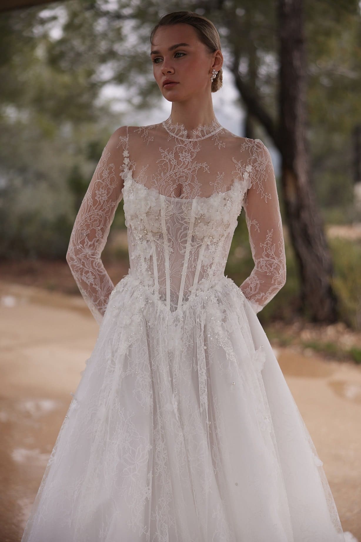 Visage – Brautkleid mit halbtransparente Corsage und floralen 3D-Details