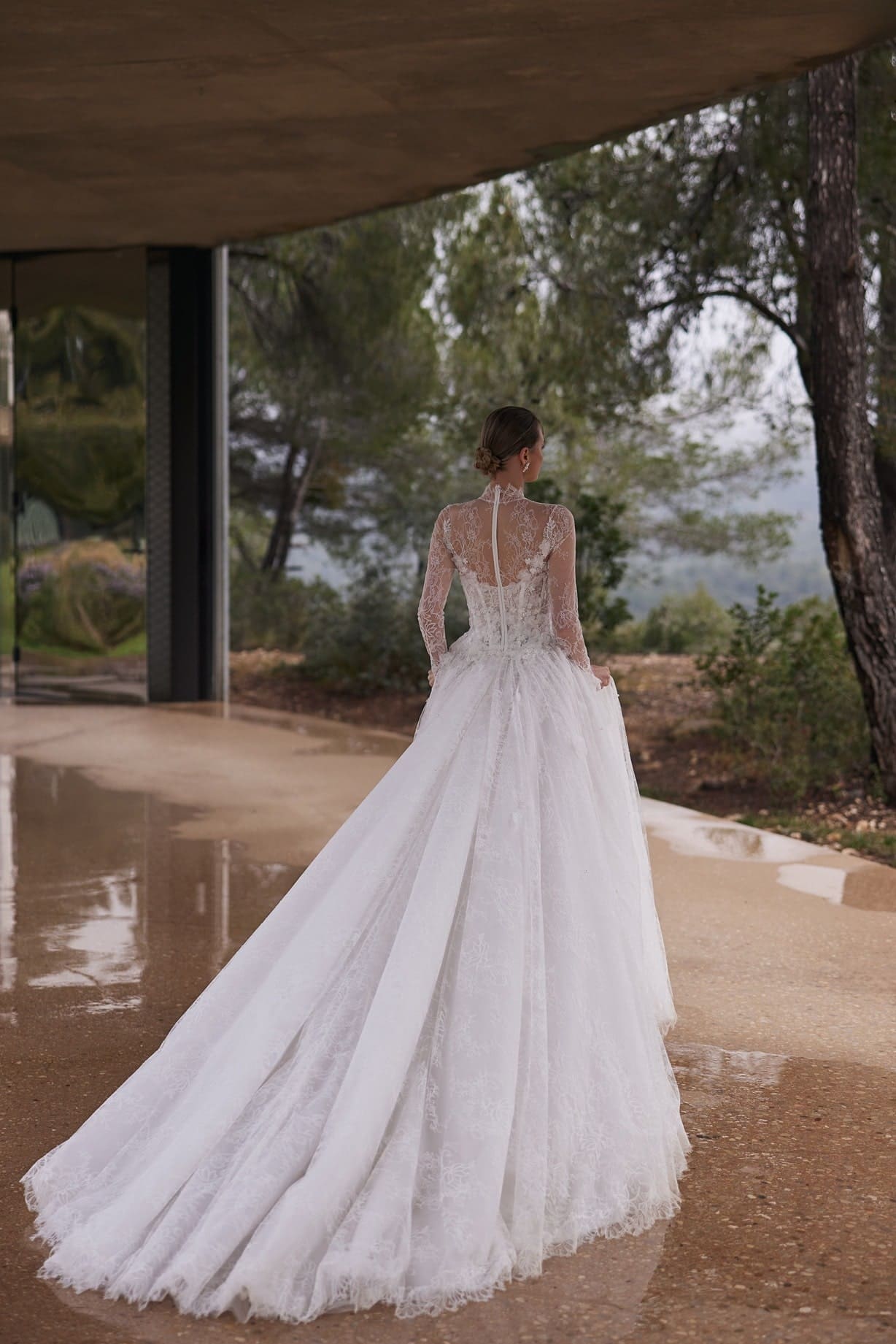 Visage – Brautkleid mit halbtransparente Corsage und floralen 3D-Details